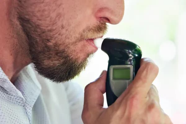 Jak dmuchać w alkomat żeby nie wykazało - prawda o oszukiwaniu testów Jak dmuchać w alkomat żeby nie wykazało - prawda o oszukiwaniu testów