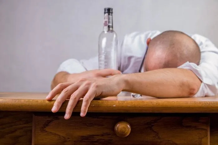 Jak sprawdzić poziom alkoholu bez alkomatu i uniknąć niebezpieczeństwa