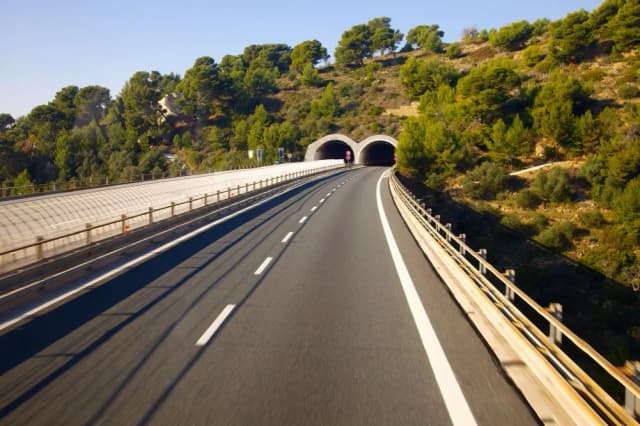 Autostrady we Włoszech: Czy są płatne? Odkryj ukryte koszty!