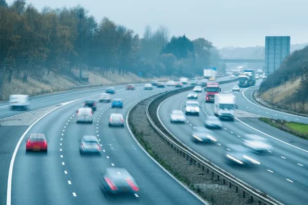 Czy można wyprzedzać prawym pasem na autostradzie? Oto prawda! Czy można wyprzedzać prawym pasem na autostradzie? Oto prawda!