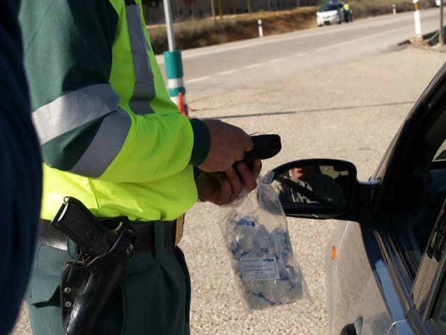 Kiedy policja może badać alkomatem? Zrozum swoje prawa i konsekwencje